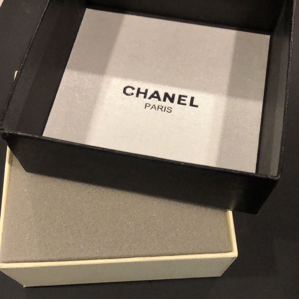 CHANEL COCO Mark Pearl Swing Earrings 95P Engraved w/ Box 24k Gold Plated - Picture 8 of 17